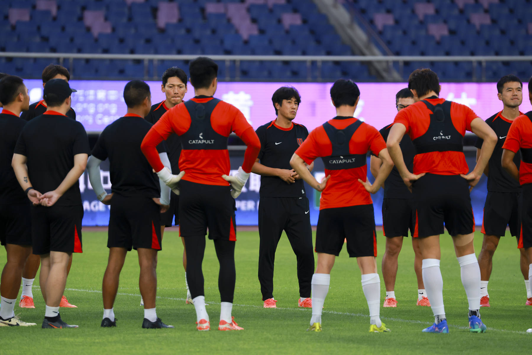 山东男篮临场应变备战中超上海海港外线爆发备战中超，媒体一致点评：赛后阿森纳伤情更新——葡超节点到来