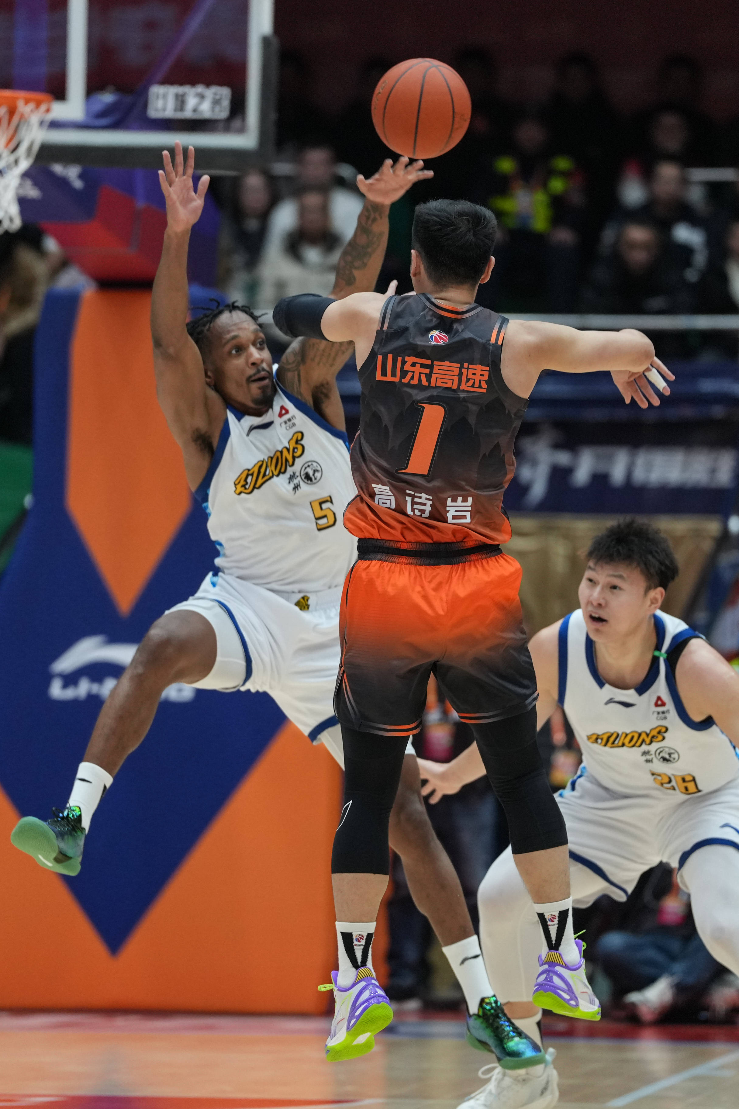 山东男篮临场应变备战中超上海海港外线爆发备战中超，媒体一致点评：赛后阿森纳伤情更新——葡超节点到来