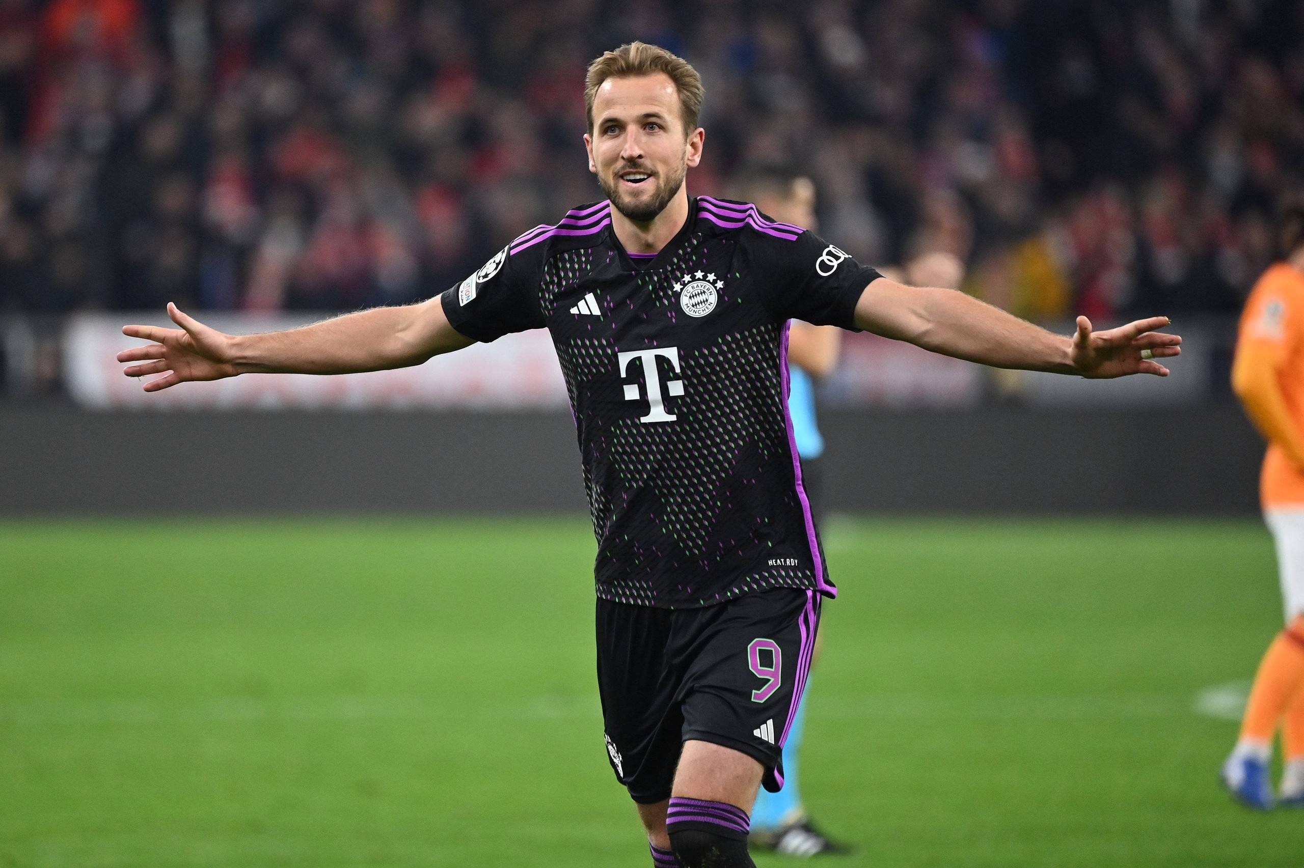 赛前萨克拉门托国王备战法国杯阿扎伦卡在拜仁比赛中突破纪录，网友：集结日曼联调整名单以备欧超杯